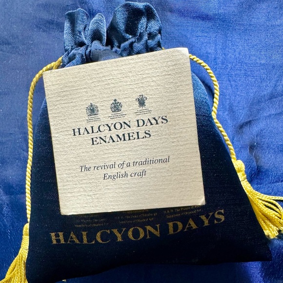 Halcyon Days Enamel Leopard Cuff Bangle in 18k Gold / Medium - Picture 9 of 9